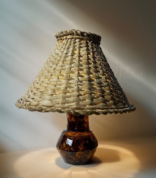Keramiklampe aus der Mitte des 20. Jahrhunderts mit Weidenkorbkappe