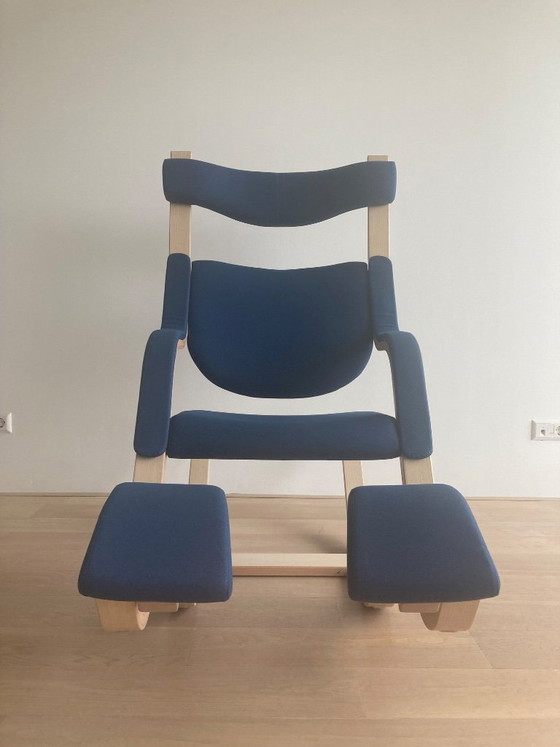Varier Gravity Balance 2021 – Peter Opsvik - Designklassiker – Verstellbarer relaxsessel, Stoff, Holz (photo 2 of 5)