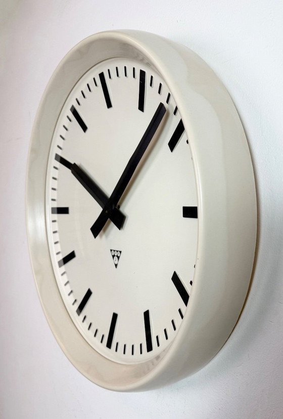 Image 1 of Grande horloge murale industrielle en bakélite de Pragotron, années 1960
