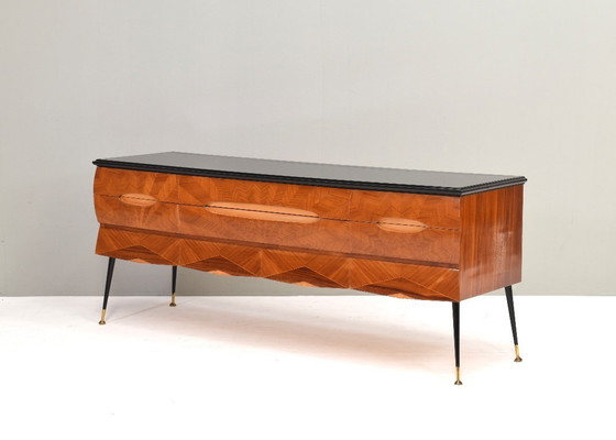 Image 1 of Credenza italiana attribuita a Vittorio Dassi in noce, vetro e ottone - anni '50