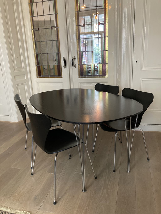 Tafel y stoelen Fritz Hansen y Arne Jacobsen, modelo Superellipse en vlinderstoelen