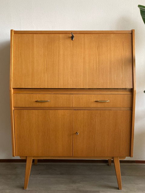 Segretaria vintage di metà secolo
