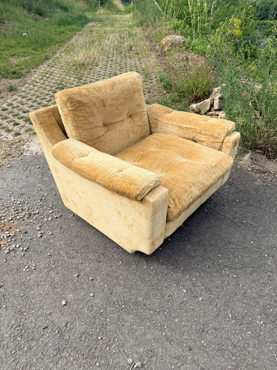 Image 1 of Extra grote fauteuil uit de jaren 70 in goudkleurig fluweel.