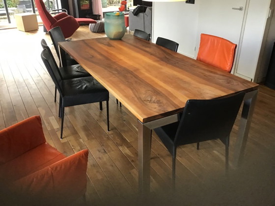 Image 1 of Massief notenhouten tafel met roestvrijstalen poten
