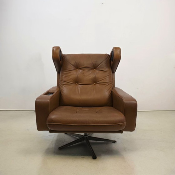 Luxe Audio Fauteuil 70s Leder Geïntegreerde Audio In De Stijl Van Robin Day – Leather (photo 5 of 8)