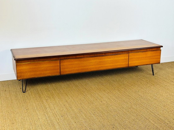 Image 1 of Aparador bajo escandinavo de teca con patas de horquilla, 1960.