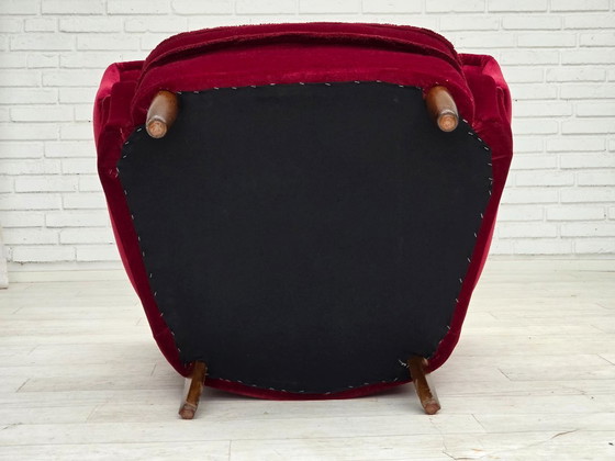 Image 1 of Fauteuil danois des années 60, velours d'ameublement rouge cerise, pieds en bois de hêtre.