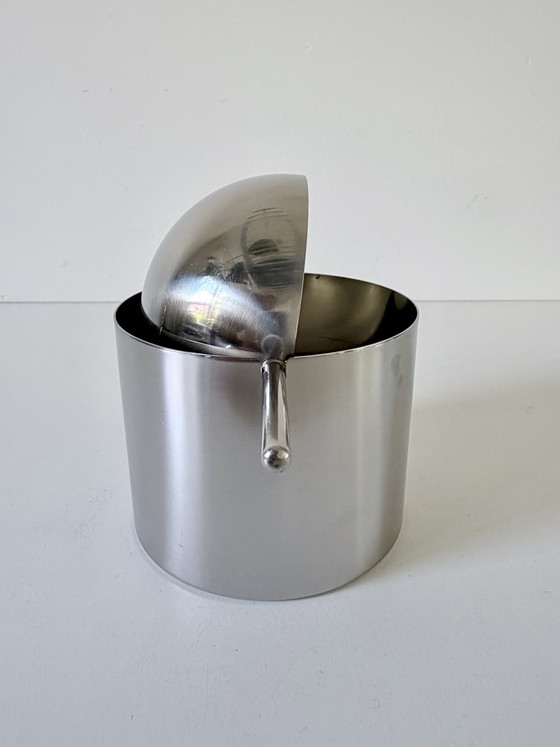 Posacenere Stelton di Arne Jacobsen, Modello Grande. – Accessori da tavola, Metal, rvs (photo 4 of 6)