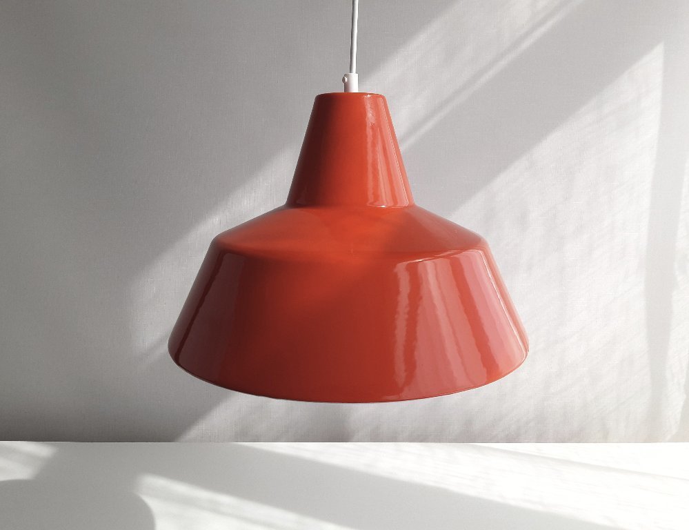 Louis Poulsen oranje emaille hanglamp, minimalistische industriële deense hanglamp, mid century modern eettafel lamp
