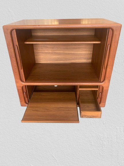 Image 1 of Aparador alto Dyrlund