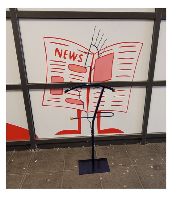 Vintage Memphis Design Valet Stand „Fido Dido“ (1980s/90s), Postmodern, Wardrobes, Metal, Blue (photo 4 of 7)