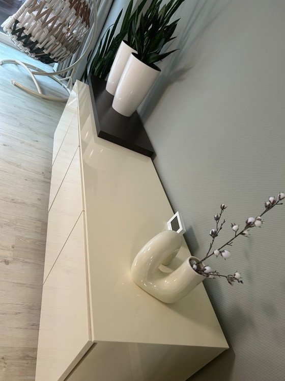 Schlankes Modernes Sideboard Grifflos – Wood (photo 5 of 5)