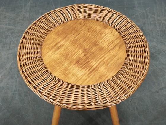 Image 1 of Table d'appoint en rotin et hêtre de Jan Kalous, Tchécoslovaquie, années 1970