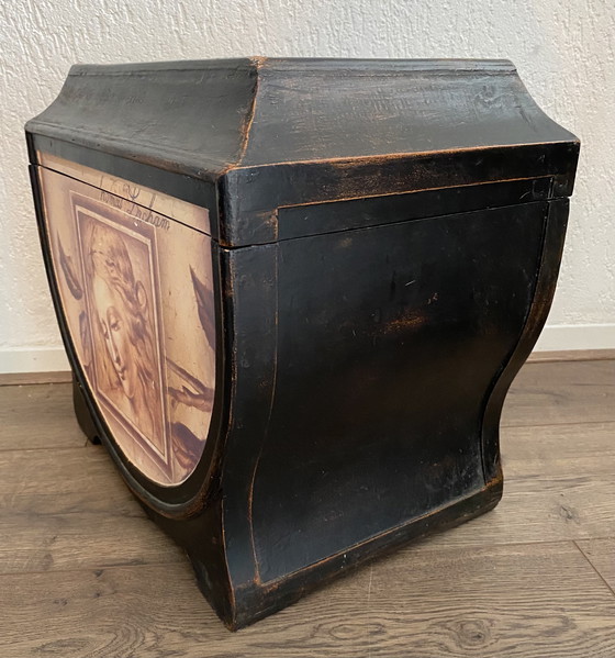 Image 1 of Lussuosa scatola decorativa in legno con ritratto rinascimentale