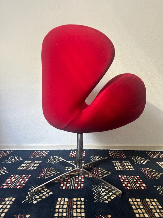 Arne Jacobsen, Swan Chair, swivel armchair with red fabric upholstery, Chrome, Metal (photo 3 of 7)