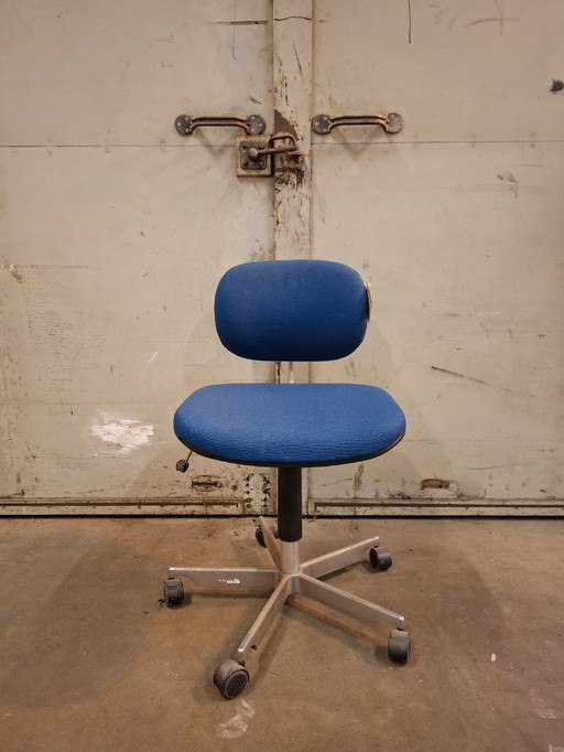 Silla de oficina de diseño Fritz Hansen Kevi 1990 Azul