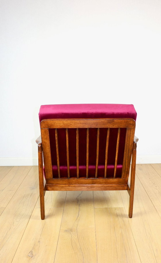 Image 1 of Fauteuil vintage en bois marron et bordeaux framboise, design Z. Bączyk - 2 exemplaires disponibles