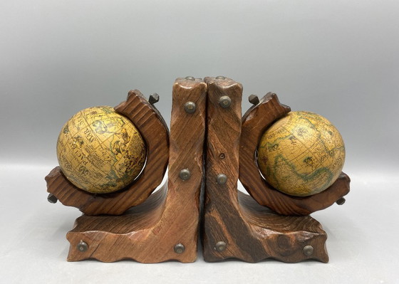 Image 1 of Vintage Globe Boekensteunen – Massief houten boekensteunen met draaiende wereldbollen – Bibliotheekdecoratie in mid-century stij