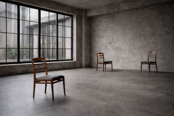 Image 1 of Elegante dänische Mid-Century-Stühle aus Teakholz und grauem Stoff, 1960er Jahre, 4er-Set