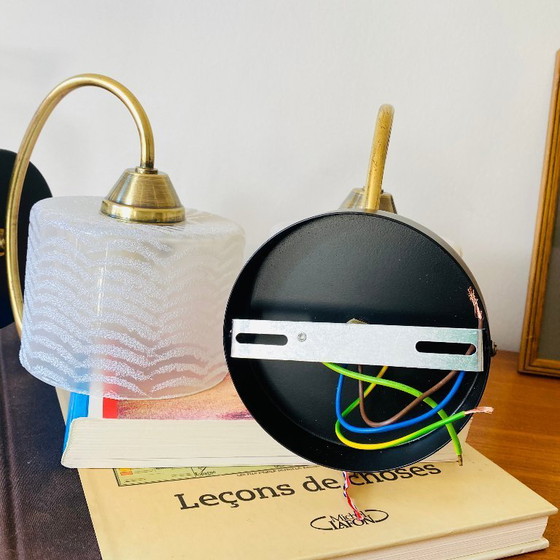 Image 1 of Coppia di applique da parete a collo d'oca in ottone con paralumi a tulipano in vetro bianco rigato