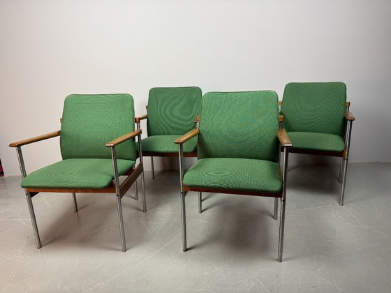 Image 1 of Juego de 4 sillas de comedor Thereca de diseño de mediados de siglo con tapicería verde vibrante.