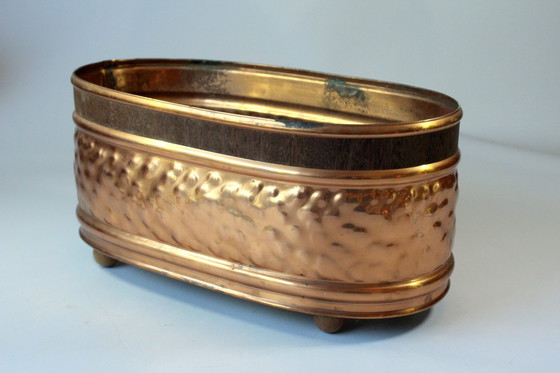 Image 1 of Belle jardinerie en cuivre avec fond en laiton sur pieds en bois - Vintage