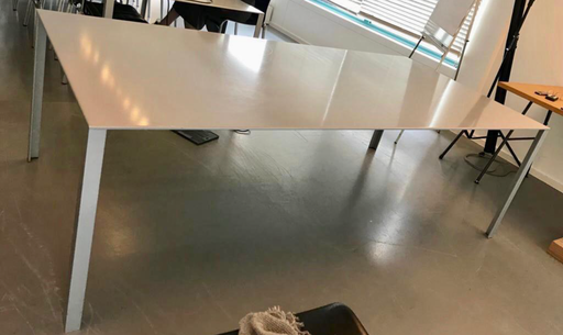 Jean Nouvel Less dining table