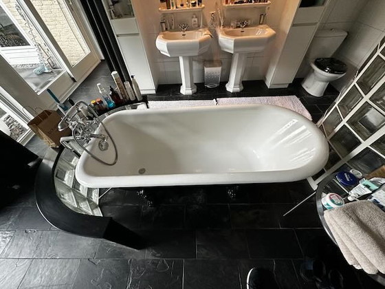 Image 1 of Classic freestanding cast iron bathtub on (lion) legs