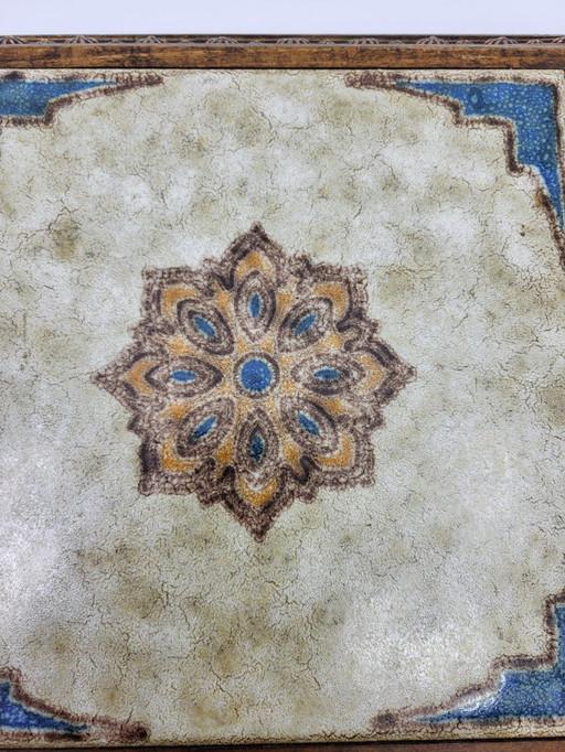 Salvamanteles musical en cerámica y madera decorada con cobre