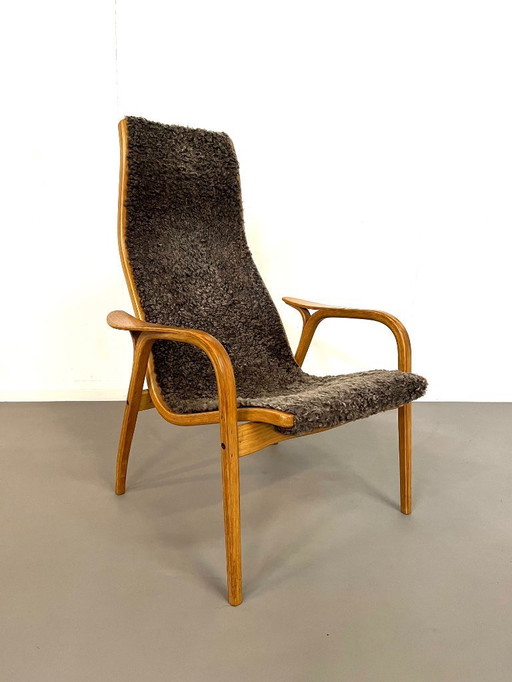 Sillón de roble lamino con piel de oveja, Yngve Ekstrom, sueco, años 70