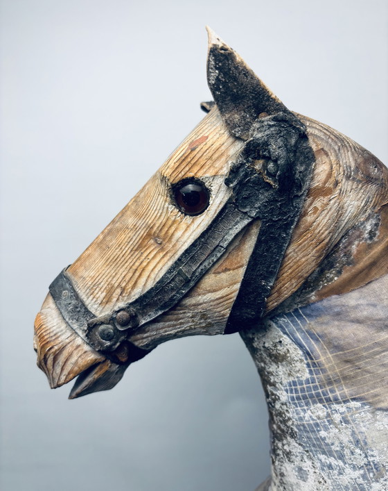 Image 1 of Antico cavallo da tiro in legno su slitta con rivestimento in tessuto e pelle – circa fine XIX/inizio XX secolo