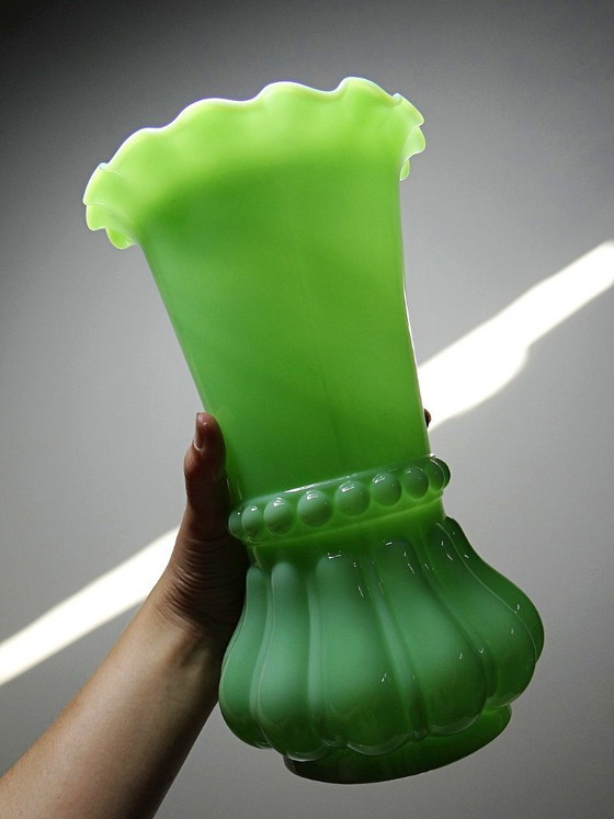 Image 1 of Große antike, geformte Vase aus jadegrünem Opalinkristall, ca. 1900-1930