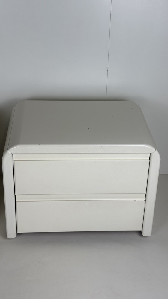 Image 1 of 2 comodini vintage in legno massiccio Space Age bianco con cassetti su rotelle