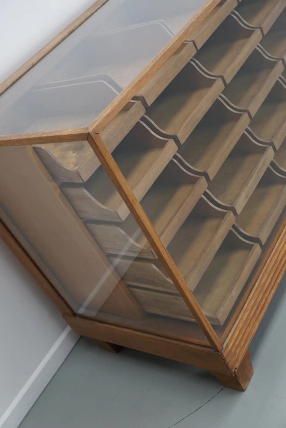 Image 1 of Antieke Britse haberdashery kast / winkeltoonbank in esdoorn en eikenhout, 1920/30s