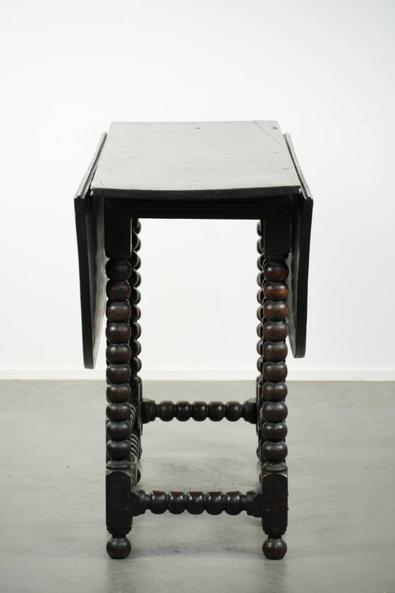 Image 1 of Mooie antieke Engelse eikenhouten gateleg tafel uit eind 17e/ begin 18e eeuw met bobbin gedraaide poten