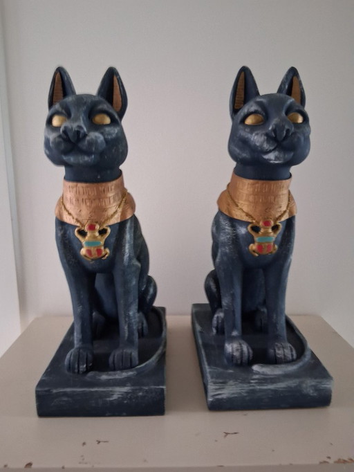 Set di statue di gatti egiziani (plastica) che rappresentano la dea Bastet