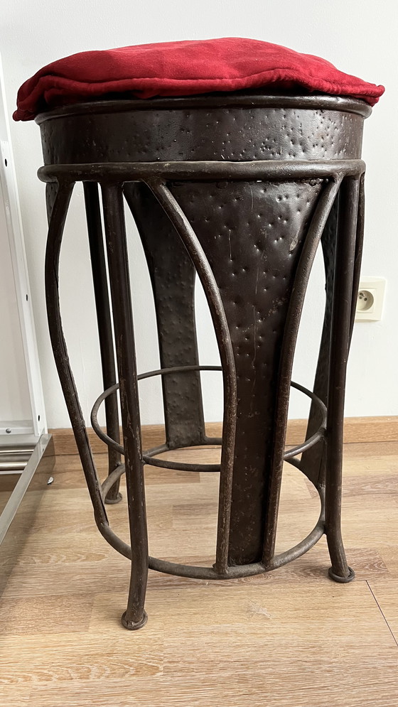 Image 1 of Paar industrielle Metallhocker mit roten Samtkissen - skulpturales Design