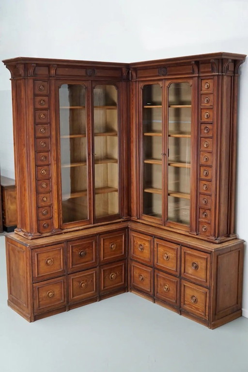 Grande mobile angolare antico tedesco da farmacia/vetrina in legno di pino silvestre, circa 1900.