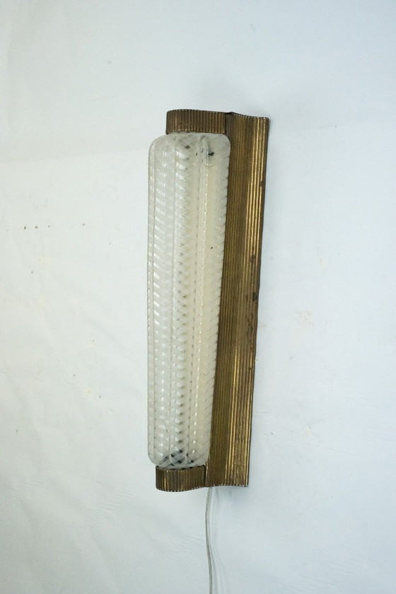Image 1 of Grande applique simple Art Déco en laiton et plexiglas. Italie, années 1930