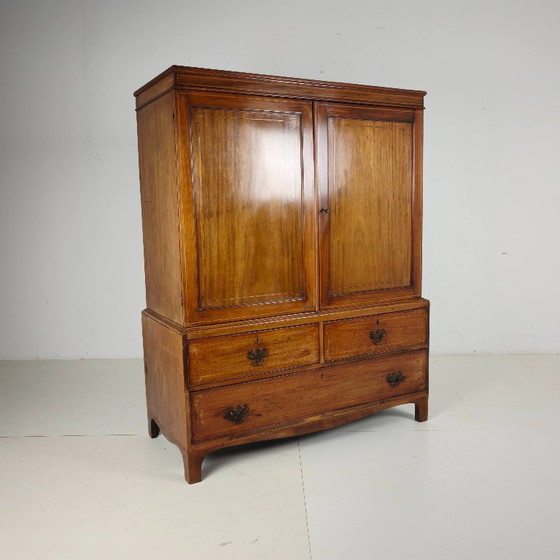 Image 1 of Armoire à linge anglaise en acajou du début du XIXe siècle, vers 1820-1840.