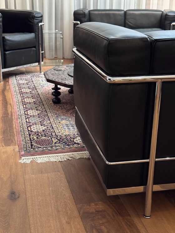 Cassina LC2 Set: 2 Sessel + 2-Sitzer-Sofa – Leather, Metal (photo 9 of 12)