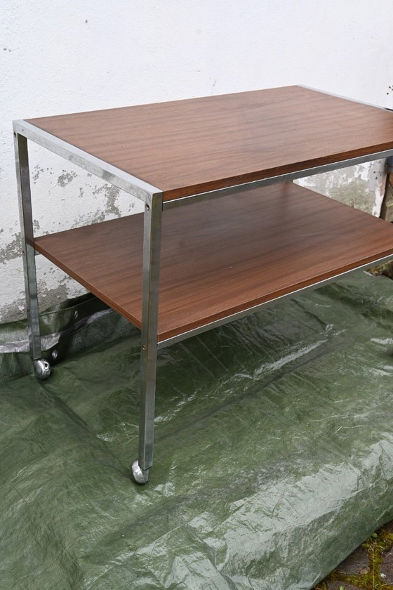 Image 1 of Tavolino laterale vintage anni '60 con ruote - Cromato e legno impiallacciato in teak