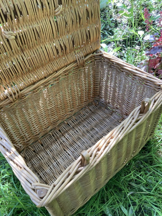 Image 1 of Cesta de mimbre antigua con cierre y asa.