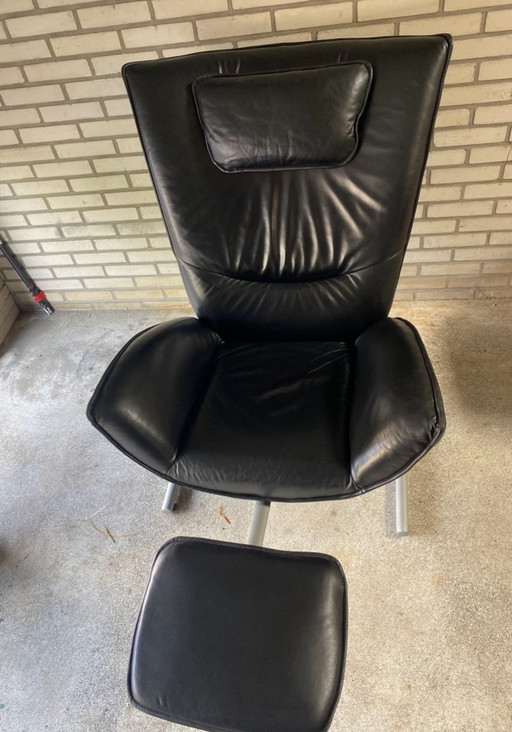 Poltrona Rolf Benz 4100 in pelle nera con poggiapiedi