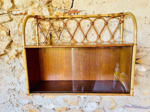Mensola da parete vintage in rattan e bambù con ante scorrevoli in vetro, anni '60