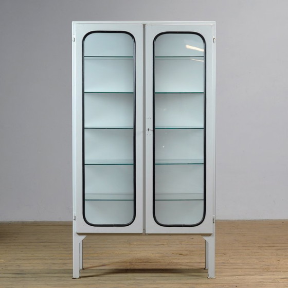 Image 1 of Armoire médicale vintage, années 1970