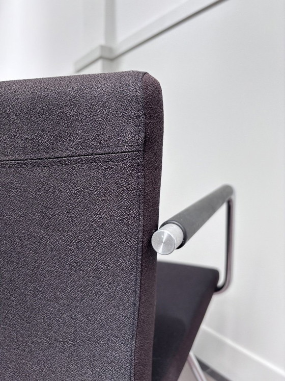 Image 1 of Silla de diseño Lande Hopper CE: asiento de tela texturizada negra y estructura cromada.