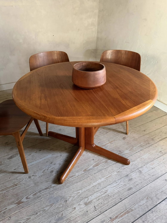 Image 1 of Vintage round Scandinavian teak table with a central star base, extendable.