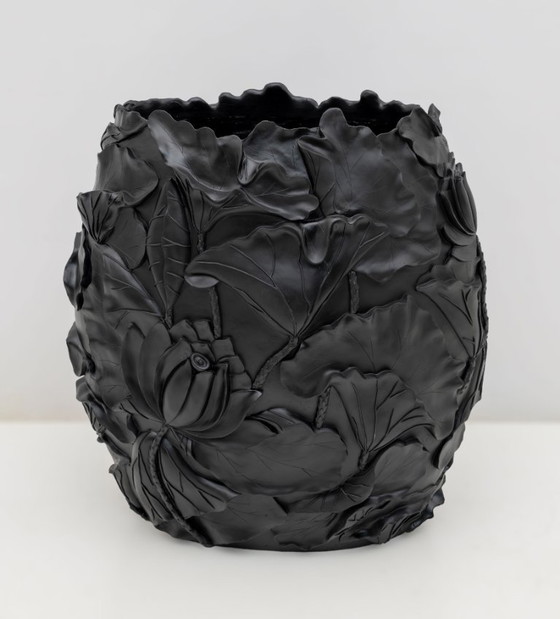 Image 1 of VGnewtrend Cache-Pot moderno in resina nera opaca "Lotus"