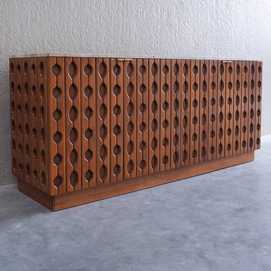 Credenza brutalista contemporanea in legno intagliato con piano in travertino – Credenze, Wood, Brass (photo 4 of 16)